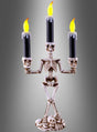 Der „Skelett“-Kerzenleuchter (36 cm) mit LED-Kerzen besteht aus einem Kerzenleuchter in Form eines Skeletts, der drei schwarze LED-Kerzen mit künstlichen Flammen trägt und auf einem Sockel steht, der mit Totenköpfen und einem Grabstein mit der Aufschrift „RIP“ verziert ist – damit ist er der perfekte Halloween-Kerzenhalter, um Ihrer Dekoration einen gruseligen Touch zu verleihen.