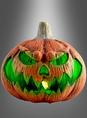 Umformulierung Ihres Satzes unter Verwendung der bereitgestellten Produktdaten: Der „Halloween-Kürbis 44 cm LED mit Wandreflexion“ ist ein geschnitzter Kürbis mit leuchtend grünen LED-Augen und -Mund, der einen zornigen Gesichtsausdruck hat und von innen beleuchtet ist. Vor einem grauen Hintergrund mit Farbverlauf eignet er sich perfekt als auffällige Halloween-Dekoration.
