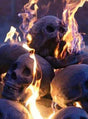 Eine Gruppe feuerfester Keramik-Totenköpfe, umgeben von flackernden Flammen, sorgt für eine dramatische Halloween-Dekoration – ideal für alle, die nach gruseligen und zugleich feuerfesten Akzenten für ihre Einrichtung suchen.