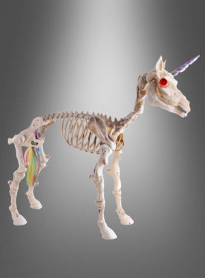 Das „Einhorn-Skelett 60 cm mit Ton und Licht“ mit einem violetten Horn, roten Augen und einem bunten Schwanz wird vor einem grauen Hintergrund mit Farbverlauf präsentiert – und ist damit ein auffälliges Halloween-Dekorationselement oder eine zauberhafte Dekoration für jeden festlichen Anlass.