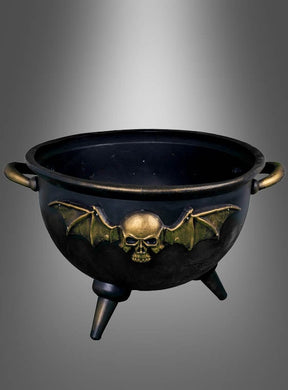 Ein riesiger schwarz-goldener Hexenkessel mit goldenen Henkeln und Füßen sowie einem goldenen Totenkopf mit Fledermausflügeln auf der Vorderseite, präsentiert vor einem grauen Farbverlauf – diese Hexenkessel-Halloween-Dekoration sorgt garantiert für einen eindrucksvollen Auftritt.