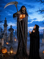 Eine Frau in einem schwarzen Umhang steht nachts auf einem Friedhof und blickt zu der „Gigantischen Tod 300 cm Animatronic-Figur XXL“ empor – einer hoch aufragenden Gestalt mit leuchtender Brust und Schädel, die unheilvoll eine riesige Sense umklammert.