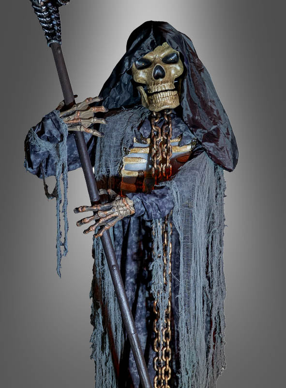 Eine imposante, 300 cm große „Gigantischer Tod“-Animatronic-Figur in XXL-Größe, gekleidet als Skelett-Sensenmann in einem Kapuzenmantel, einen Stab in der Hand haltend und mit Ketten über der Brust behängt, steht vor einem grauen Hintergrund mit Farbverlauf und sorgt so für eine unvergessliche und gruselige Halloween-Dekoration.