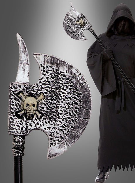 Eine Person in einem schwarzen Kapuzenmantel hält die „Hellebarde Axt 127 cm für Henker“ in der Hand, die sich durch eine große, verzierte Klinge mit Totenkopf-Motiv auszeichnet und an ein Ritterkostüm erinnert, vor einem grauen Hintergrund.