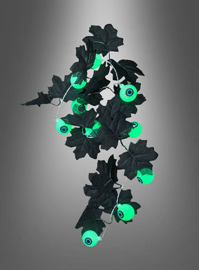 Verleihen Sie Ihrer Halloween-Dekoration das gewisse Etwas mit der Lichterkette „Augäpfel 90 cm Halloween“ – einer Kette aus grün leuchtenden Augäpfeln mit leuchtend grünen Augen und schwarzen Kunstblättern vor einem grauen Hintergrund mit Farbverlauf. Diese gruselige Dekoration ist perfekt, um eine unvergessliche, gespenstische Atmosphäre zu schaffen.