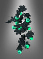 Verleihen Sie Ihrer Halloween-Dekoration das gewisse Etwas mit der Lichterkette „Augäpfel 90 cm Halloween“ – einer Kette aus grün leuchtenden Augäpfeln mit leuchtend grünen Augen und schwarzen Kunstblättern vor einem grauen Hintergrund mit Farbverlauf. Diese gruselige Dekoration ist perfekt, um eine unvergessliche, gespenstische Atmosphäre zu schaffen.