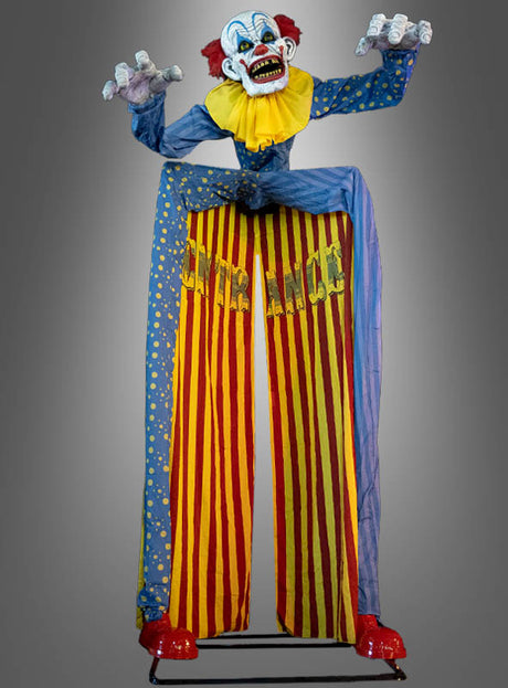 Eine imposante, 290 cm hohe animierte Horror-Clown-Eingangsdekoration mit roten Haaren, einem gelben Rüschenkragen und einer langen gestreiften Hose steht mit ausgestreckten Armen vor einem schlichten Hintergrund – perfekt, um einen gruseligen Eingang zu gestalten oder als auffällige Halloween-Dekoration zu dienen.