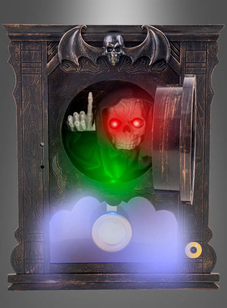 Die „Animierte Geisteruhr 25 cm“ als Halloween-Dekoration ist eine dekorative Schatulle, in der ein rotäugiger Totenkopf mit erhobenem Finger zu sehen ist, der von grünem Licht beleuchtet wird. Er befindet sich in einem kunstvollen Rahmen, der mit einer Fledermaus verziert ist und unterhalb dessen blau und weiß leuchtende Lichter zu sehen sind – so entsteht eine unheimliche Dekoration, die jedem Raum einen gruseligen Charme verleiht.