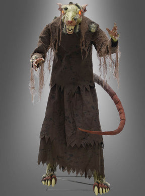 Eine Person in einem zerlumpten braunen Gewand trägt die animatronische Figur „Mutierte Ratte“ (155 cm) – ein großes, bedrohlich wirkendes Rattenkostüm mit leuchtenden Augen, scharfen Zähnen, Krallen und einem langen Schwanz –, die vor einem schlichten Hintergrund mit Farbverlauf posiert; diese beeindruckende lebensgroße Figur eignet sich perfekt als Halloween-Dekoration.
