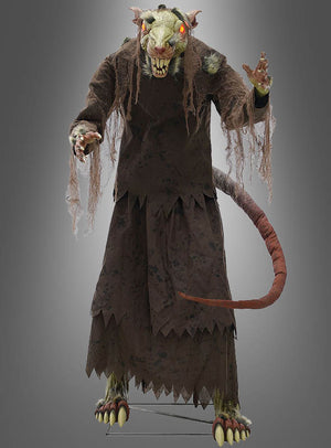 Eine Person in einem zerlumpten braunen Gewand trägt die animatronische Figur „Mutierte Ratte“ (155 cm) – ein großes, bedrohlich wirkendes Rattenkostüm mit leuchtenden Augen, scharfen Zähnen, Krallen und einem langen Schwanz –, die vor einem schlichten Hintergrund mit Farbverlauf posiert; diese beeindruckende lebensgroße Figur eignet sich perfekt als Halloween-Dekoration.