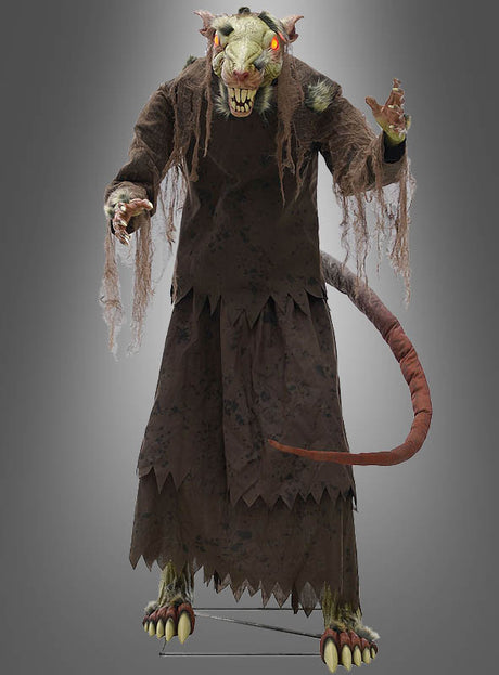 Eine Person in einem zerlumpten braunen Gewand trägt die animatronische Figur „Mutierte Ratte“ (155 cm) – ein großes, bedrohlich wirkendes Rattenkostüm mit leuchtenden Augen, scharfen Zähnen, Krallen und einem langen Schwanz –, die vor einem schlichten Hintergrund mit Farbverlauf posiert; diese beeindruckende lebensgroße Figur eignet sich perfekt als Halloween-Dekoration.