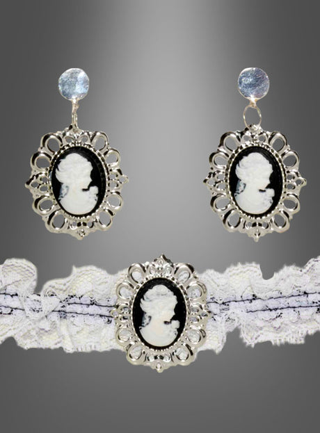 Die silbernen Kameo-Ohrringe und das dazu passende Spitzenhalsband aus dem „Steampunk Schmuck Cameo“-Set zeigen schwarz-weiße Porträts in kunstvollen Rahmen, die die Eleganz des Steampunk-Stils perfekt einfangen – ein ideales Statement-Stück für Gothic-Bräute. Vor einem Hintergrund mit Farbverlauf präsentiert, verbindet dieses Ensemble Vintage-Charme mit modernem Flair.