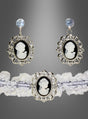 Die silbernen Kameo-Ohrringe und das dazu passende Spitzenhalsband aus dem „Steampunk Schmuck Cameo“-Set zeigen schwarz-weiße Porträts in kunstvollen Rahmen, die die Eleganz des Steampunk-Stils perfekt einfangen – ein ideales Statement-Stück für Gothic-Bräute. Vor einem Hintergrund mit Farbverlauf präsentiert, verbindet dieses Ensemble Vintage-Charme mit modernem Flair.