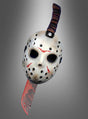Eine weiße Jason-Maske mit schwarzen Löchern, roten Markierungen sowie einer blutigen Machete und einer Axt, die scheinbar durch die Maske hindurchragen, vor einem grauen Farbverlaufshintergrund – ideal als Jason-Maske und Machete für Erwachsene für jedes „Freitag, der 13.“-Kostüm oder jedes Horrorfilm-Kostümset.