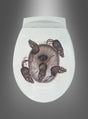 Verleihen Sie Ihrer Badezimmerdekoration einen ganz neuen Look mit dem „WC-Aufkleber Ratten Halloween-Dekoration“ – einem Toilettensitzaufkleber mit vier illustrierten Ratten, die um die Öffnung herum angeordnet sind und von oben vor einem grauen Farbverlaufshintergrund zu sehen sind. Er eignet sich perfekt, um als WC-Aufkleber „Ratten“ oder als Halloween-Toilettendekoration für eine überraschende Note zu sorgen.