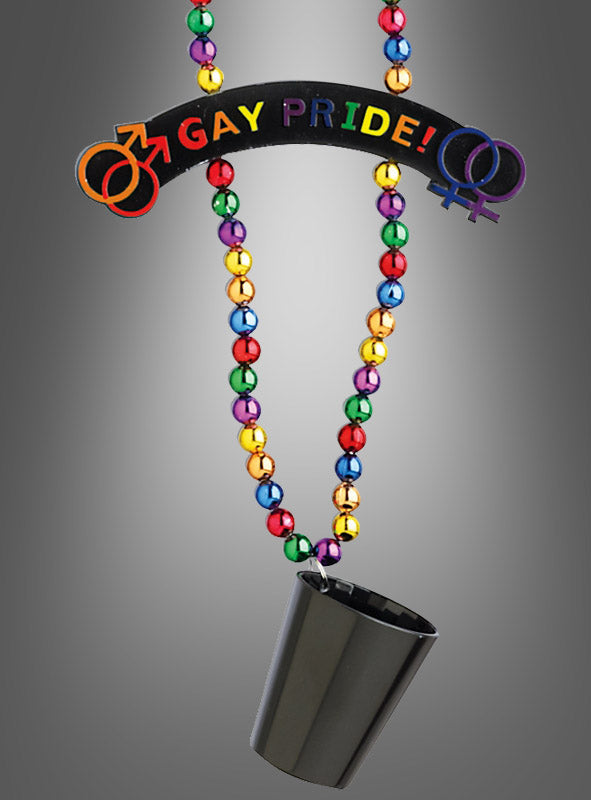 Wir präsentieren die CSD-Schnapsglas-Kette „Gay Pride“! – eine farbenfrohe Halskette mit Regenbogenperlen, einem auffälligen „Gay Pride!“-Schriftzug, männlichen und weiblichen Symbolen sowie einem kleinen schwarzen Plastik-Schnapsglas, das unten angebracht ist. Diese auffällige Regenbogenkette ist das perfekte Accessoire, um bei den Paraden und Feierlichkeiten zum Christopher Street Day deine Unterstützung zu zeigen.