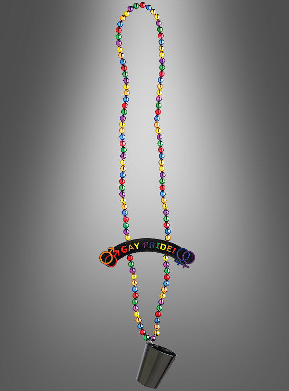 Wir präsentieren die CSD-Schnapsglas-Kette „Gay Pride“! – eine farbenfrohe Regenbogenkette mit einem auffälligen „Gay Pride!“-Schriftzug und einem daran befestigten schwarzen Schnapsglas, präsentiert vor einem eleganten grauen Farbverlaufshintergrund. Dieses auffällige Accessoire ist perfekt, um stilvoll zu feiern.