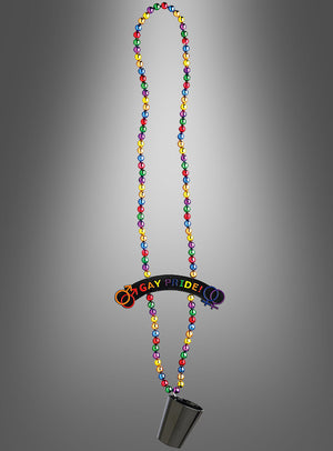 Wir präsentieren die CSD-Schnapsglas-Kette „Gay Pride“! – eine farbenfrohe Regenbogenkette mit einem auffälligen „Gay Pride!“-Schriftzug und einem daran befestigten schwarzen Schnapsglas, präsentiert vor einem eleganten grauen Farbverlaufshintergrund. Dieses auffällige Accessoire ist perfekt, um stilvoll zu feiern.