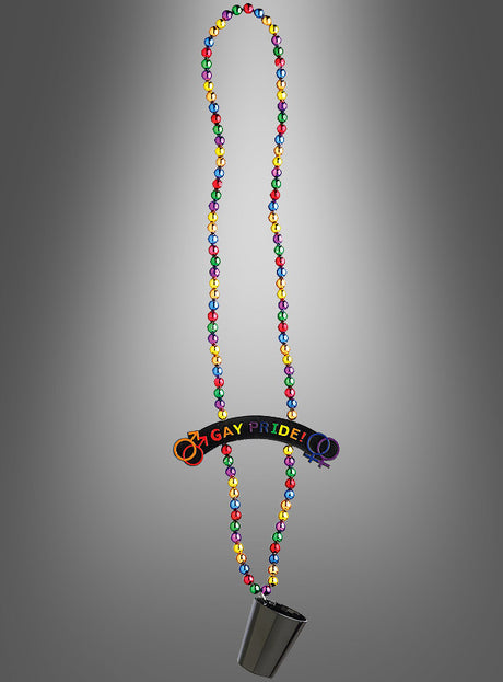 Wir präsentieren die CSD-Schnapsglas-Kette „Gay Pride“! – eine farbenfrohe Regenbogenkette mit einem auffälligen „Gay Pride!“-Schriftzug und einem daran befestigten schwarzen Schnapsglas, präsentiert vor einem eleganten grauen Farbverlaufshintergrund. Dieses auffällige Accessoire ist perfekt, um stilvoll zu feiern.