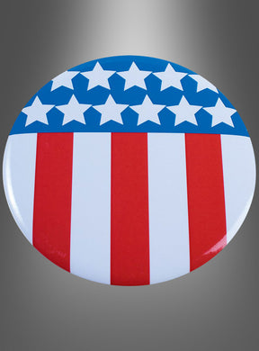 Wir stellen vor: den USA Jumbo Button Anstecker 10 cm – eine runde Statement-Anstecknadel, die oben mit blauen und weißen Sternen und unten mit markanten vertikalen rot-weißen Streifen verziert ist. Sie erinnert an das Design der amerikanischen Flagge und ist damit die ideale Anstecknadel für jede patriotische Veranstaltung.
