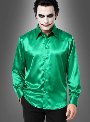 Eine Person mit weißer Gesichtsbemalung, dunklem Augen-Make-up und roten Lippen trägt das „Grünes Hemd für Joker“-Outfit, dessen satinartiger Glanz perfekt für einen markanten Joker-Look ist, kombiniert mit einer schwarzen Hose vor einem grauen Hintergrund mit Farbverlauf.