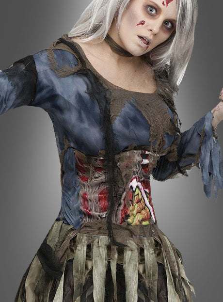 Eine Person in einem zerlumpten Halloween-Kostüm im Zombie-Stil, mit einer künstlichen Wunde, durch die Rippen und Organe sichtbar sind, blass geschminktem Gesicht, weißem Haar und dem 3D-Zombie-Taillengürtel als Kostümaccessoire steht vor einem grauen Hintergrund.