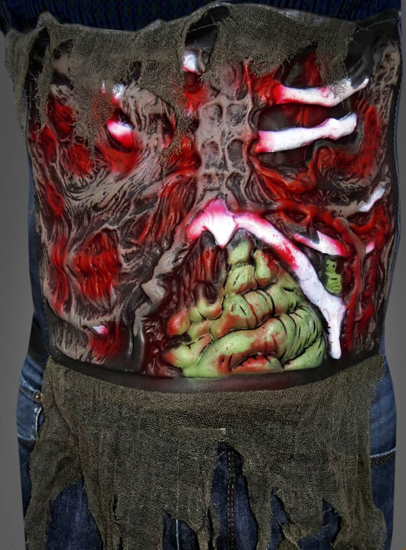 Eine Person trägt einen auffälligen 3D-Zombie-Taillengürtel mit freiliegenden Knochen, rotem Muskelgewebe, grünen Eingeweiden und zerfetzten, herunterhängenden Stofffetzen – ein grausiges Detail, das ihn zum ultimativen Halloween-Kostüm-Accessoire macht.