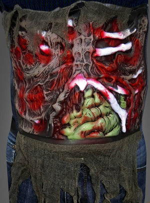 Eine Person trägt einen auffälligen 3D-Zombie-Taillengürtel mit freiliegenden Knochen, rotem Muskelgewebe, grünen Eingeweiden und zerfetzten, herunterhängenden Stofffetzen – ein grausiges Detail, das ihn zum ultimativen Halloween-Kostüm-Accessoire macht.