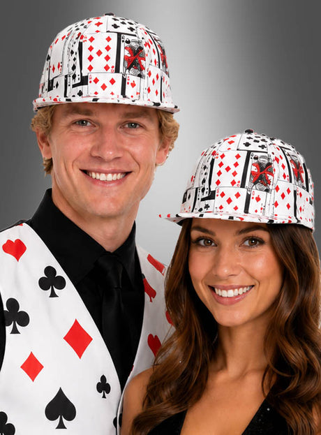 Ein Mann und eine Frau, beide mit Schutzhelmen und einer Weste, die mit Spielkartenfarben und -karten verziert ist, stehen vor einem grauen Hintergrund mit Farbverlauf und präsentieren die verspielte „Casino Mütze Spielkarte“ als das ideale Accessoire für Las Vegas.