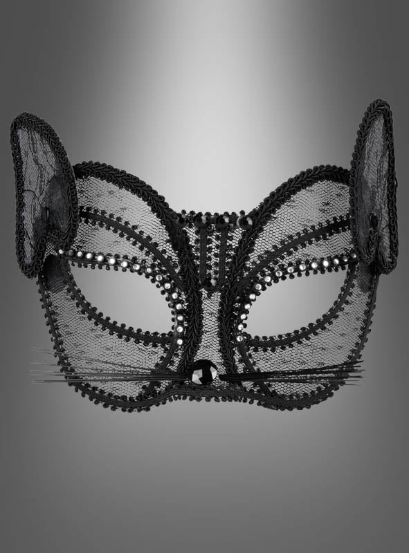 Schwarze Katzenaugenmaske mit aufwendiger schwarzer Spitze, Katzenohren und Schnurrhaardetails, inspiriert von der klassischen schwarzen Katzenmaske, dargestellt vor einem grauen Hintergrund mit Farbverlauf. Diese elegante Maske eignet sich perfekt für jeden Maskenball oder einen geheimnisvollen Abend.