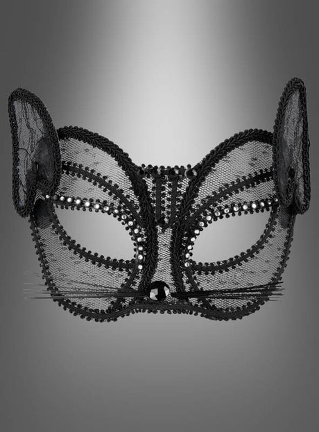 Schwarze Katzenaugenmaske mit aufwendiger schwarzer Spitze, Katzenohren und Schnurrhaardetails, inspiriert von der klassischen schwarzen Katzenmaske, dargestellt vor einem grauen Hintergrund mit Farbverlauf. Diese elegante Maske eignet sich perfekt für jeden Maskenball oder einen geheimnisvollen Abend.