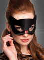 Eine Frau, die die „Augenmaske schwarze Katze“ trägt – eine schwarze Katzenmaske mit rosa Nase und künstlichen Schnurrhaaren –, blickt vor einem schlichten Hintergrund in die Kamera und präsentiert dieses verspielte Accessoire, das sich perfekt für jede Kostümparty eignet.