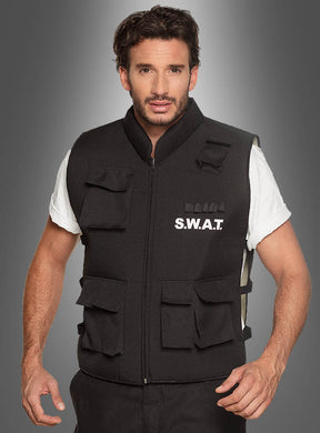 Ein Mann, der über einem weißen T-Shirt eine schwarze SWAT-Sonderkommando-Weste trägt, steht vor einem grauen Hintergrund mit Farbverlauf und blickt in die Kamera – ein auffälliger Look, der sich perfekt als Polizei-Kostüm oder stilvolles Herren-Party-Outfit eignet.