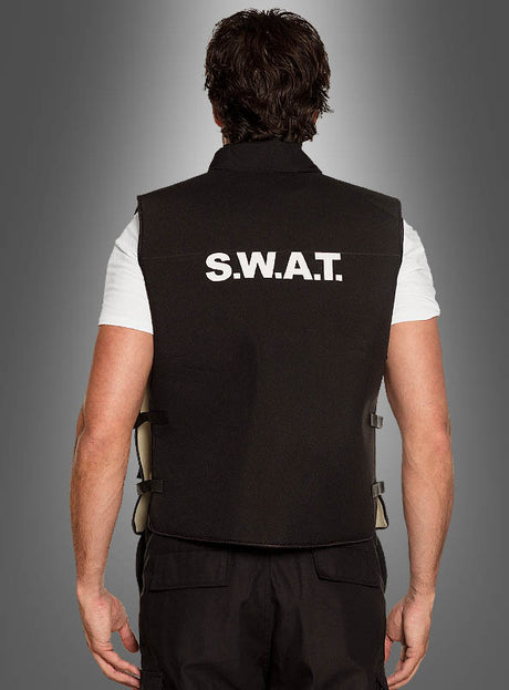 Eine Person, die eine schwarze SWAT-Sonderkommando-Weste mit der Aufschrift „S.W.A.T.“ trägt, ist vor einem grauen Hintergrund mit Farbverlauf zu sehen, wobei sie der Kamera den Rücken zukehrt.