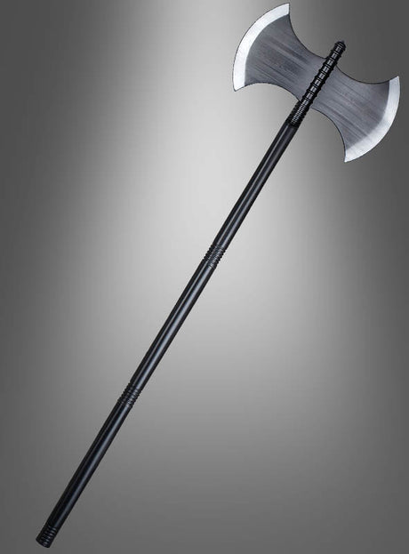Die Doppelaxt „Henkerwaffe 106 cm“ verfügt über einen langen, dunklen Griff und zwei große, geschwungene Klingen, die vor einem grau verlaufenden Hintergrund zur Geltung kommen – ideal als Spielzeugwaffe „Doppelaxt“ für jedes Mittelalterkostüm oder als auffälliges Accessoire für Kinderkostüme.