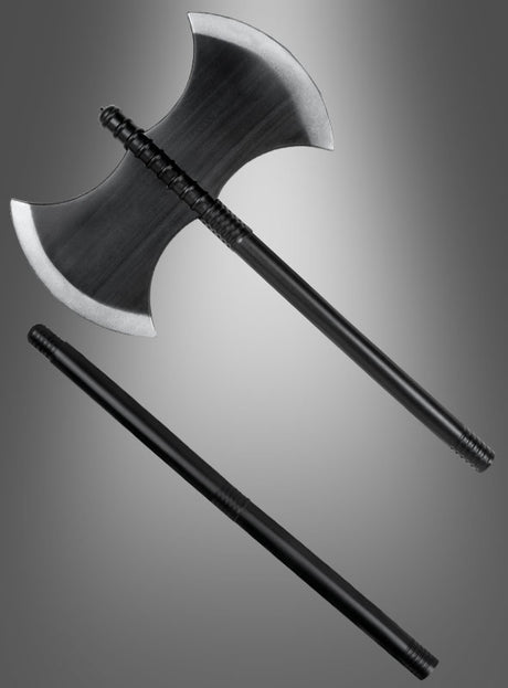 Eine schwarze Doppelaxt mit silbernen Kanten und abnehmbarem Stiel, die auf einem grau verlaufenden Hintergrund in zwei Teile zerlegt abgebildet ist. Diese beeindruckende Doppelaxt „Henkerwaffe“ (106 cm) ist das perfekte Accessoire für Kinderkostüme und rundet jedes Mittelalterkostüm mit einer authentischen Note ab.