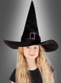 Ein junges Mädchen mit langen blonden Haaren trägt einen großen schwarzen Hexenhut für Kinder und ein schwarzes Shirt und steht vor einem grauen Hintergrund – perfekt für jedes Hexenkostüm für Kinder oder jeden Halloween-Anlass.