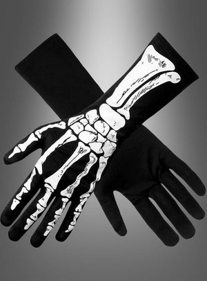 Ein Paar „Schwarze Skeletthandschuhe für Erwachsene S-M“ – lange schwarze Handschuhe mit weißen Skelettmotiven, die die Knochen der Hand und des Unterarms darstellen und auf der Oberseite vor einem Farbverlaufshintergrund aufgedruckt sind – perfekt, um jedes Skelettkostüm zu vervollständigen.