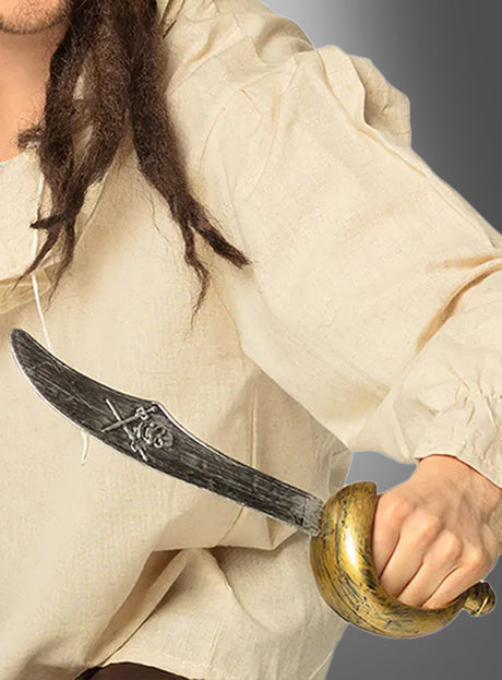 Eine Person in einem beigen Hemd, die den „Piratensäbel 32 cm für Kinder und Erwachsene“ in der Hand hält – ein gebogenes Piratenschwert mit goldfarbenem Griff und Totenkopfmotiv auf der Klinge, das sich perfekt als Accessoire für jedes Piratenkostüm eignet.