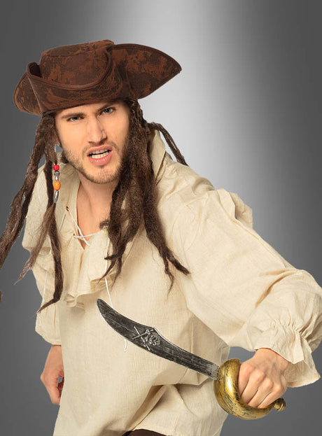 Ein Mann in einem Piratenkostüm mit Dreispitz und geflochtener Perücke hält den „Piratensäbel 32 cm für Kinder und Erwachsene“ in der Hand, während er vor einem grauen Hintergrund mit Farbverlauf steht.