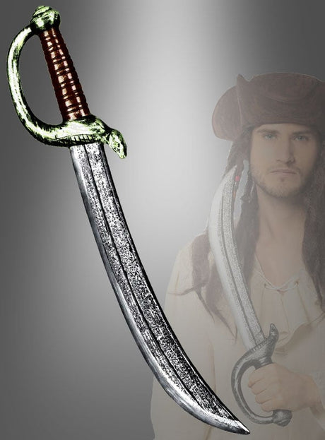 Ein Säbel für Piraten, 52 cm lang, mit goldfarbenem Parier und braunem Griff; im Hintergrund ist schemenhaft eine Person in einem Piratenkostüm zu erkennen, die ein ähnliches Schwert in der Hand hält.