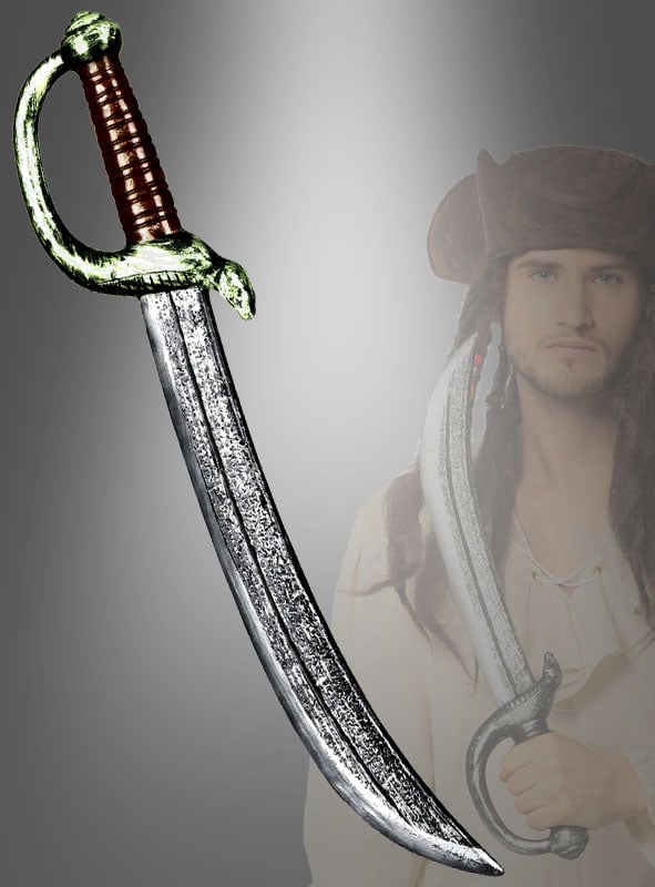 Ein Säbel für Piraten, 52 cm lang, mit goldfarbenem Parier und braunem Griff; im Hintergrund ist schemenhaft eine Person in einem Piratenkostüm zu erkennen, die ein ähnliches Schwert in der Hand hält.