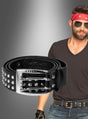 Ein Mann mit rotem Bandana, Sonnenbrille, schwarzem Shirt mit V-Ausschnitt, Nietengürtel und Handschuhen steht hinter einer Nahaufnahme des „Rocker Nietengürtel für Herren 80er Jahre“ – einem auffälligen Punk-Gürtel für Herren mit silberner Schnalle –, der sich als perfektes Accessoire für alle eignet, die ein klares Statement setzen möchten.