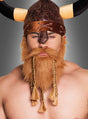 Eine Person, die einen Wikingerhelm mit Hörnern und einen künstlichen roten Wikinger-Vollbart mit Zöpfen trägt und direkt in die Kamera blickt.