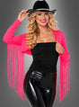 Eine Frau posiert und lächelt vor einem grauen Hintergrund. Sie trägt die Jacke „Fransenbolero Neon Pink“, ein schwarzes trägerloses Oberteil, eine glänzende schwarze Hose und einen schwarzen Hut, der mit baumelnden Edelsteinen verziert ist.