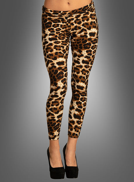 Eine Person, die Leggings im Leoparden-Stil und schwarze Schuhe mit hohen Absätzen trägt, dargestellt von der Taille bis zu den Knöcheln vor einem grauen Hintergrund mit Farbverlauf.