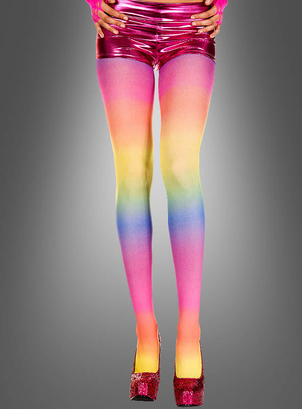 Eine Person, die glänzende rosa Shorts, die „Bunte Strumpfhose Regenbogen“ und rosa Glitzer-High-Heels trägt, steht vor einem grauen Hintergrund.