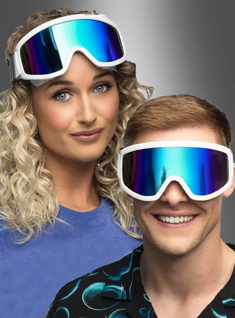 Zwei Personen, die weiße Skibrillen für den Karneval und Freizeitkleidung tragen, posieren vor einem grauen Hintergrund mit Farbverlauf.