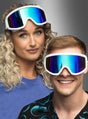 Zwei Personen, die weiße Skibrillen für den Karneval und Freizeitkleidung tragen, posieren vor einem grauen Hintergrund mit Farbverlauf.