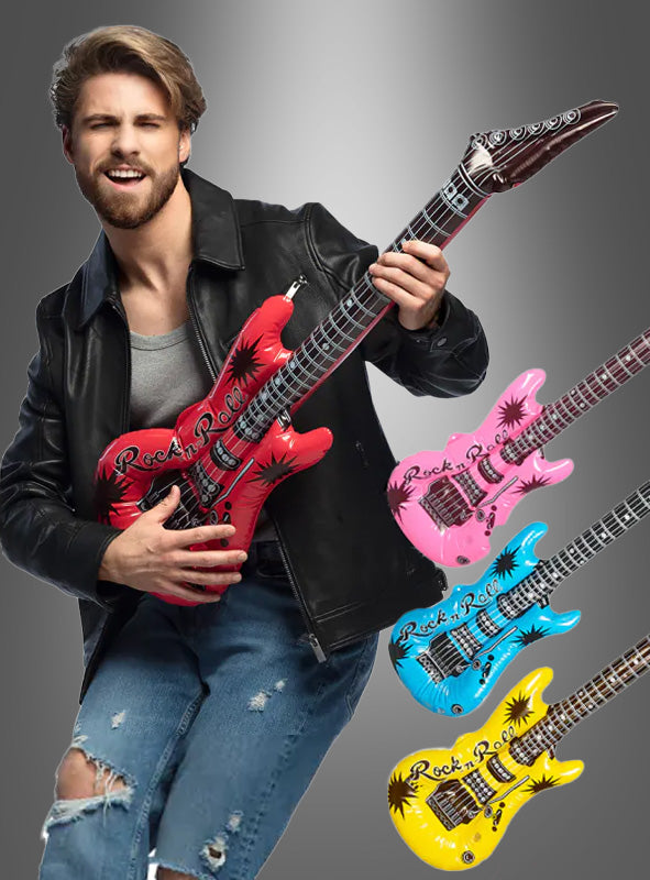 Ein Mann in schwarzer Lederjacke und zerrissenen Jeans rockt mit einer roten aufblasbaren Luftgitarre von „Luftgitarre für Rockstars“; drei weitere dieser lustigen Spielzeuggitarren in Pink, Blau und Gelb sind neben ihm ausgestellt – perfekte Requisiten, um die Spannung eines Luftgitarren-Wettbewerbs auf deine nächste 80er-Jahre-Mottoparty zu bringen!.